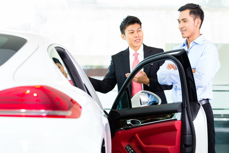 淺談汽車(chē)推銷(xiāo)員 角色、素材與視覺(jué)呈現(xiàn)